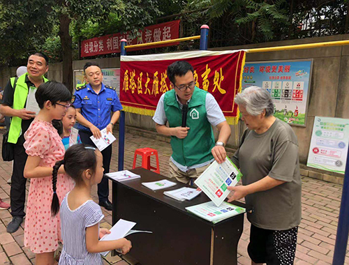 公司青年志愿隊進社區(qū)宣傳垃圾分類